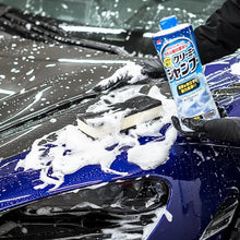 Cargar imagen en el visor de la galería, Espuma generada por Shampoo Neutro Creamy Soft99 durante el lavado del vehículo.