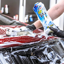 Cargar imagen en el visor de la galería, Aplicación de Shampoo Neutro Creamy Soft99 sobre carrocería de automóvil con guante de lavado.