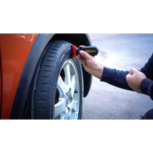 Cargar imagen en el visor de la galería, Acondicionador de Neumaticos Digloss Gira Edge 70ml SOFT99 Chile