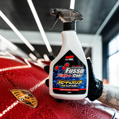 Vista frontal de Cera Líquida Fusso Coat Speed Soft99 500ml, aerosol con aroma a mango.
