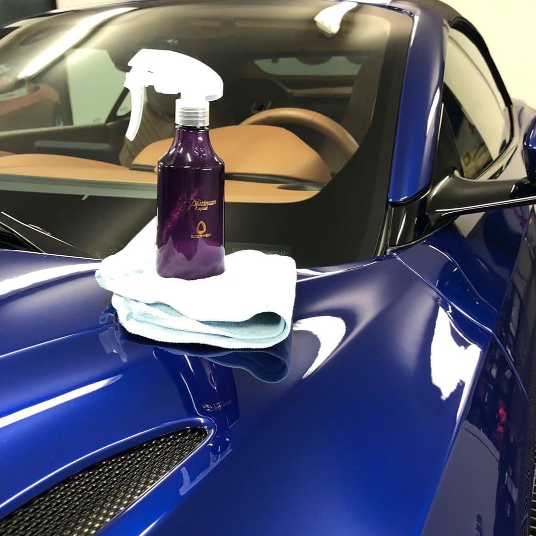 Vista frontal de Smooth Egg Platinum Liquid Soft99 230ml, quick wax con 4 polímeros.