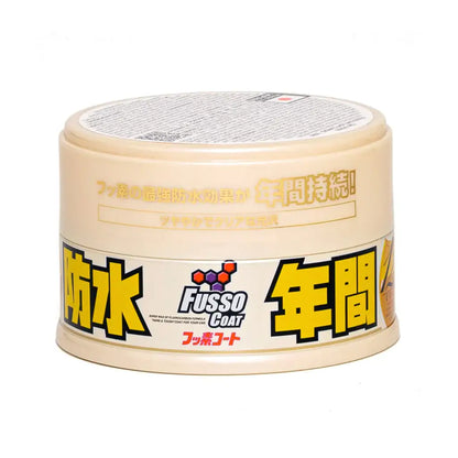 Cera Fusso Coat 12 Months Soft99 200g para autos de colores claros.