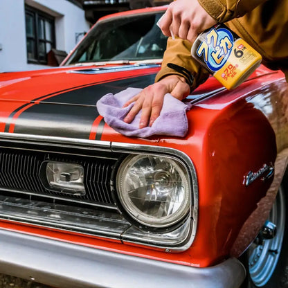 Resultado de brillo profundo logrado con Fukupika Strong Type Soft99 en carrocería de automóvil.