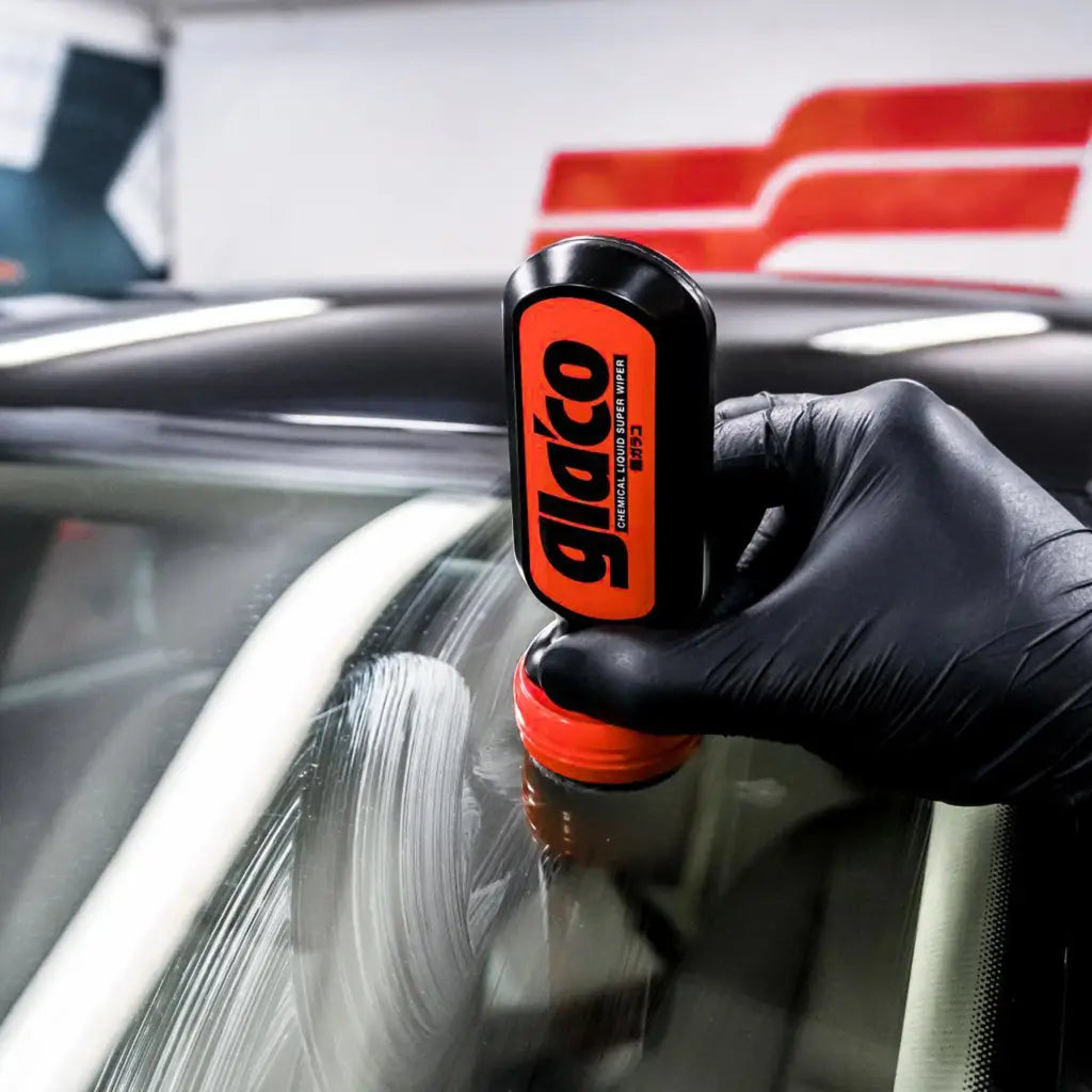 Vista lateral de Repelente de Agua Ultra Glaco Soft99 70ml, sellador de vidrio a base de polímero fluorado.