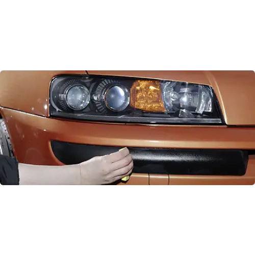 Aplicación de Sellador de Plásticos Nano Hard Soft99 sobre piezas plásticas de automóvil.