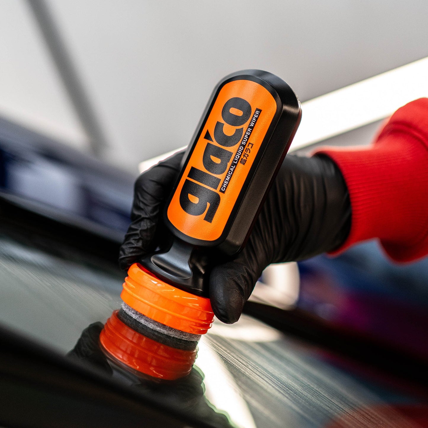 Aplicación de Repelente de Agua Ultra Glaco Soft99 sobre parabrisas de automóvil.